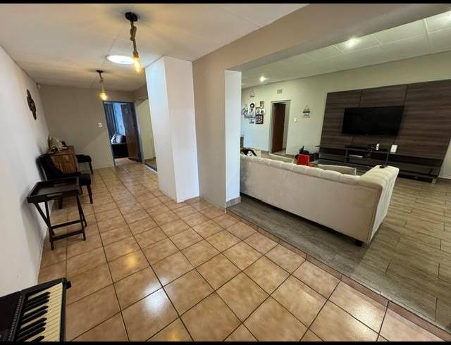 3 BEDROOM HOUSE FOR SALE IN KEMPTON PARK